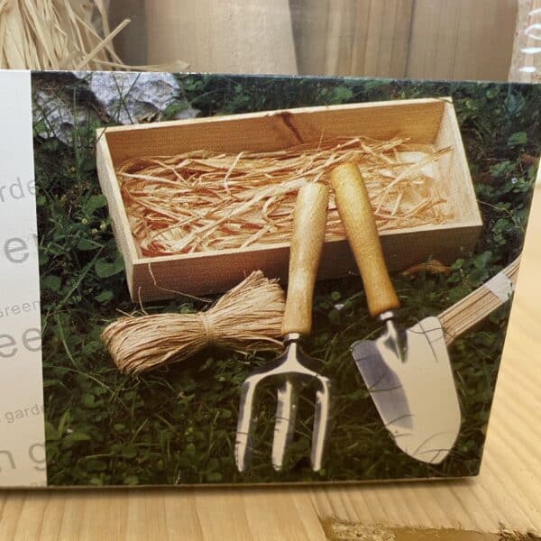 The garden tools holder kit gift set contents image
