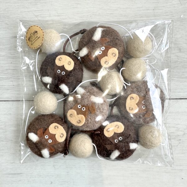 Six Highland Cow & Ball Garland image